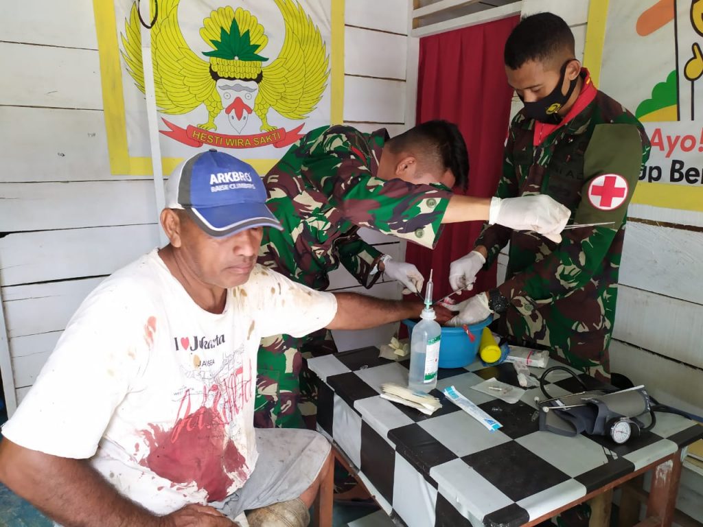 Bantu Warga Kairatu, Satgas Yonif 734/SNS Gelar Pengobatan Gratis