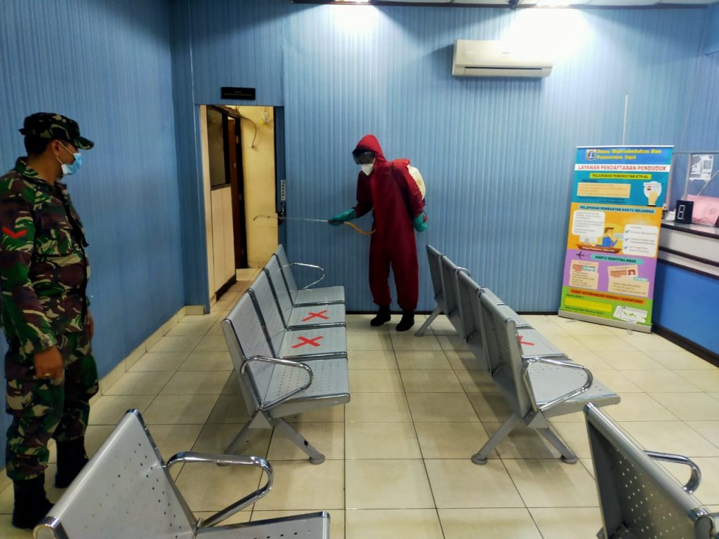 Pegawai Terpapar Covid-19, Satgas Covid Lakukan Penyemprotan Cairan Disenfektan Kantor Disdukcapil Jaktim