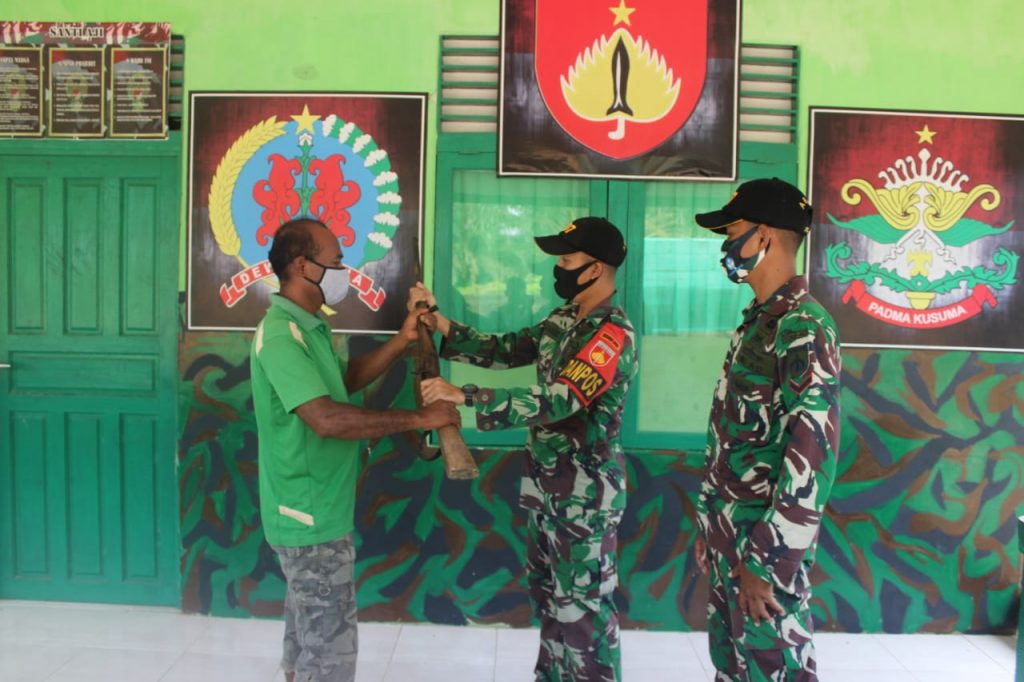 Immanuel Serahkan Senapan Jenis Penabur Kepada Satgas Yonif 407/PK