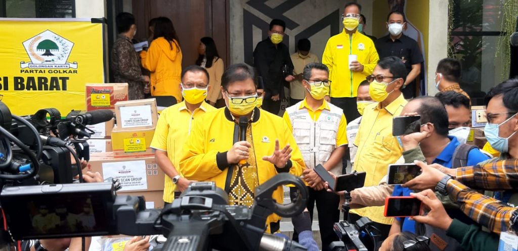 DPP Partai Golkar Airlangga Hartarto Menyerahkan Bantuan Untuk Korban Di Kalimantan Selatan dan Sulawesi Barat