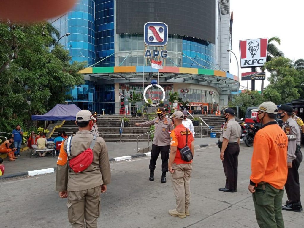 Petugas Gabungan Beri Sangsi Kepada 20 Pelanggar Protokol Kesehatan Didepan Mall Season City