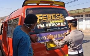 Sat Lantas Polres Pekalongan Pasang Stiker “Ayo Pakai Masker” Di Mobil Angkot
