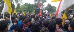 Tolak Omnibus Law, Ratusan Pendemo Beranjak Masuk Dihalaman DPRD Kota Tangerang Selatan