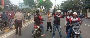 Personil Polsek Kebun Jeruk Laksanakan Pengamanan Aksi Demo Tolak Omnibus Law