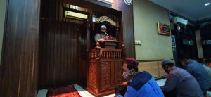 Kasat Binmas Polres Metro Jakarta Barat Pimpin imamin Shalat Jumat Dimasjid Baitul Rahmat