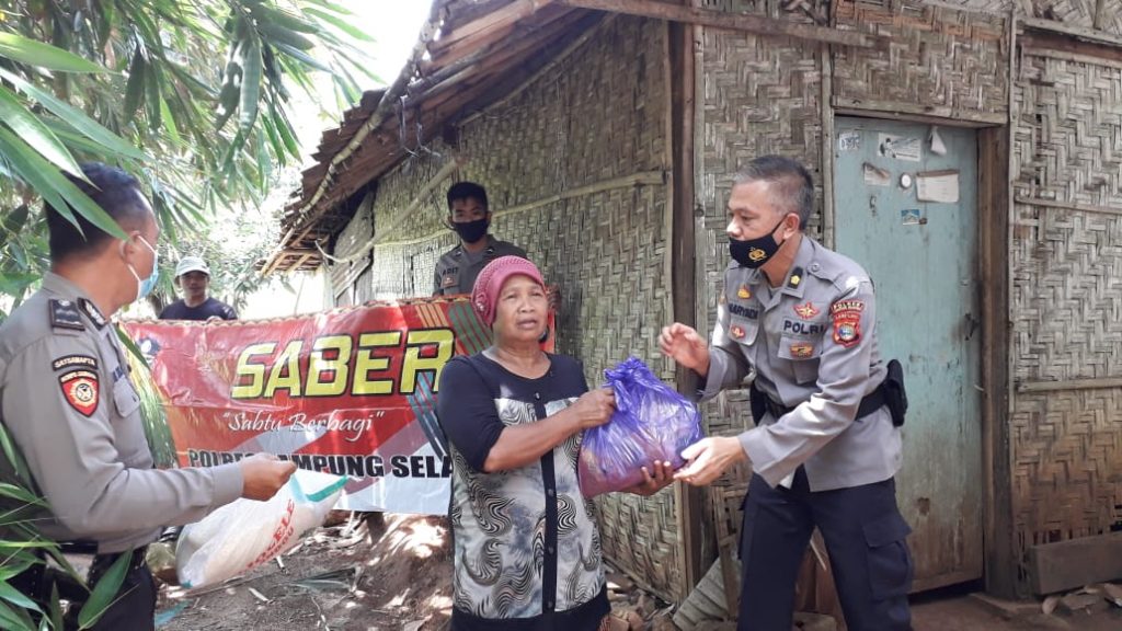 Jajaran Polres Lampung Selatan Bagikan Sembako Kepada Masyarakat Terdampak COVID-19