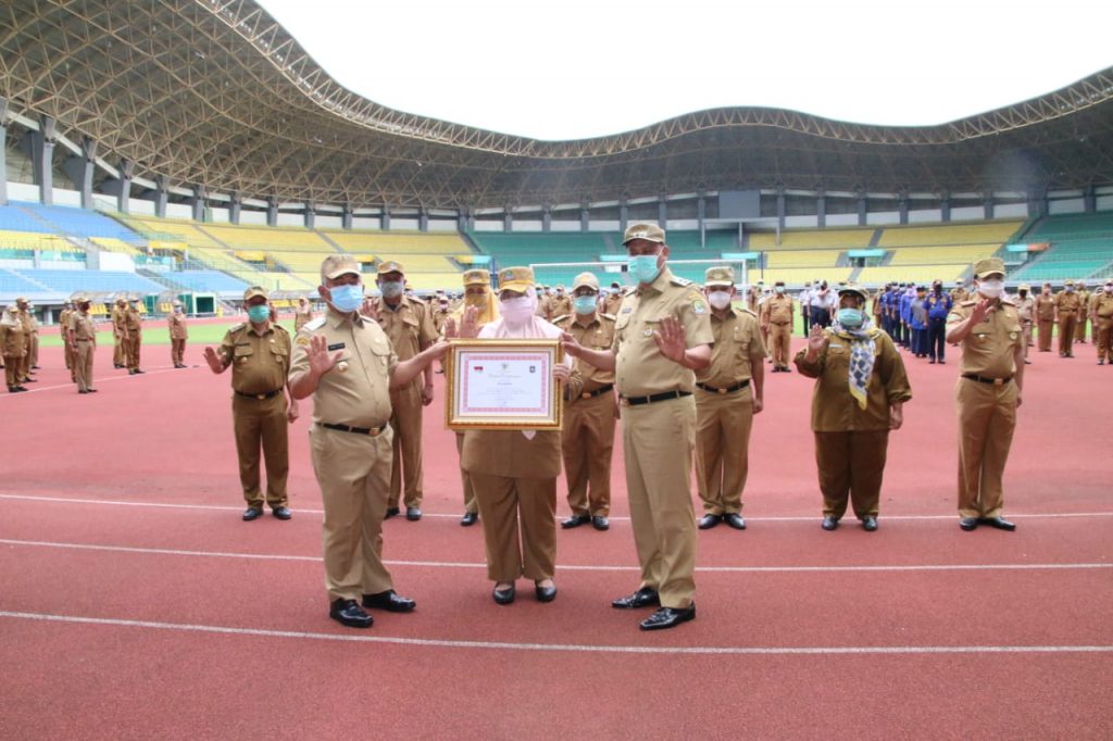 PENGHARGAAN DARI KEMENDAGRI TERKAIT LPPD TAHUN 2018 DISERAHKAN SAAT APEL SENIN PAGI
