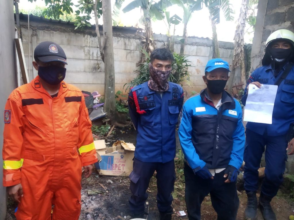 Evakuasi Sarang Ular Cobra oleh Tim Rescue B Damkar kota Bekasi