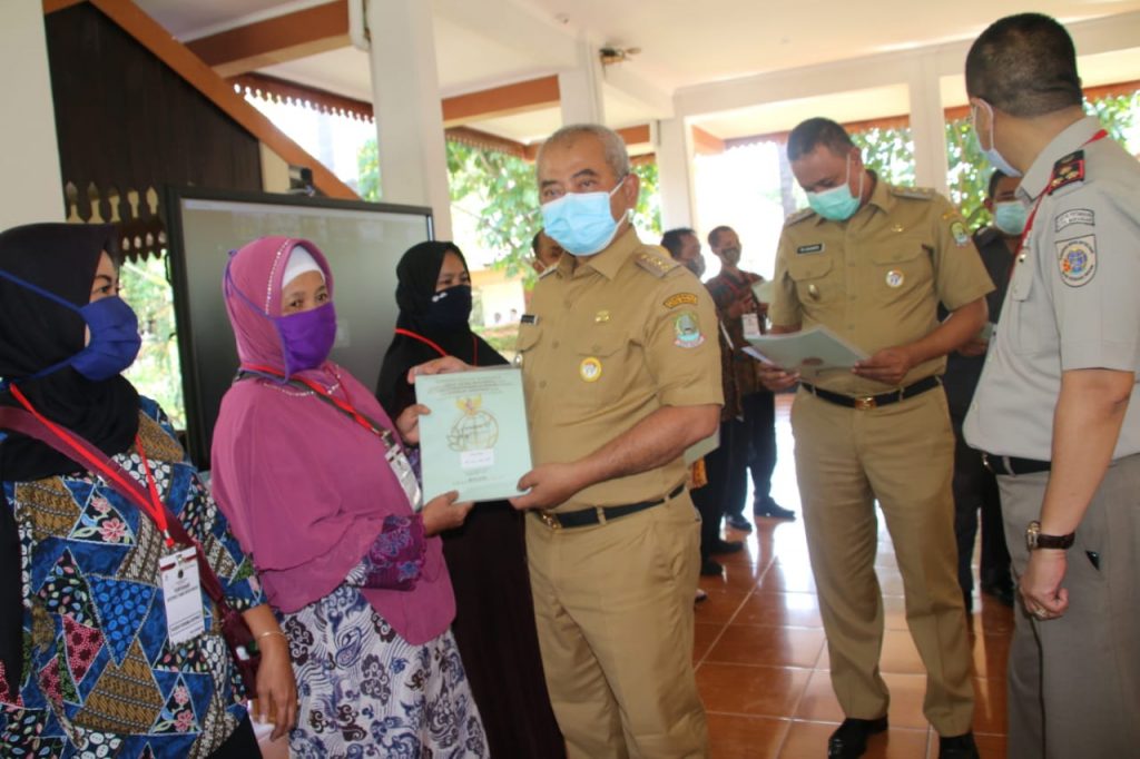 MELALUI SIMBOLIS, WALI KOTA DAN KEPALA BPN BAGIKAN 2000 SERTIFIKAT PTSL WARGA PONDOK GEDE