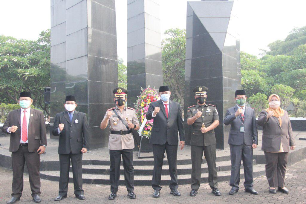 UPACARA DAN TABUR BUNGA DI TAMAN MAKAN PAHLAWAN BULAK KAPAL KOTA BEKASI