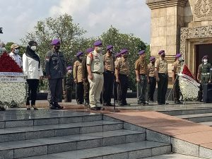 PERINGATI HARI PAHLAWAN WAKIL GUBERNUR DKI JAKARTA HADIRI KEGIATAN ZIARAH DAN TABUR BUNGA DI TAMAN MAKAM PAHLAWAN
