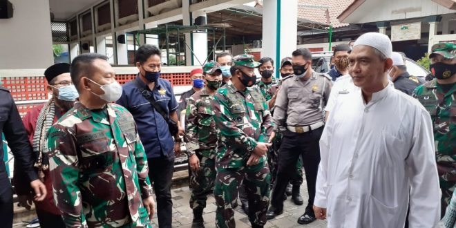 Pangdam Jaya Mayjen Dudung Abdurachman ziarah ke makam Habib Husein bin Abu Bakar Alaydrus dan makam Pangeran Jayakarta.