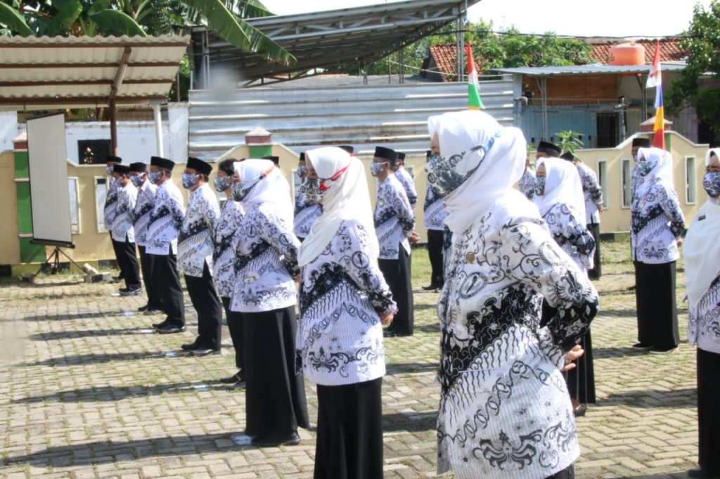 Wali Kota Bekasi di Dampingi Kadis Pendidikan Pimpin Upacara Hari Guru di Kantor PGRI Kota Bekasi