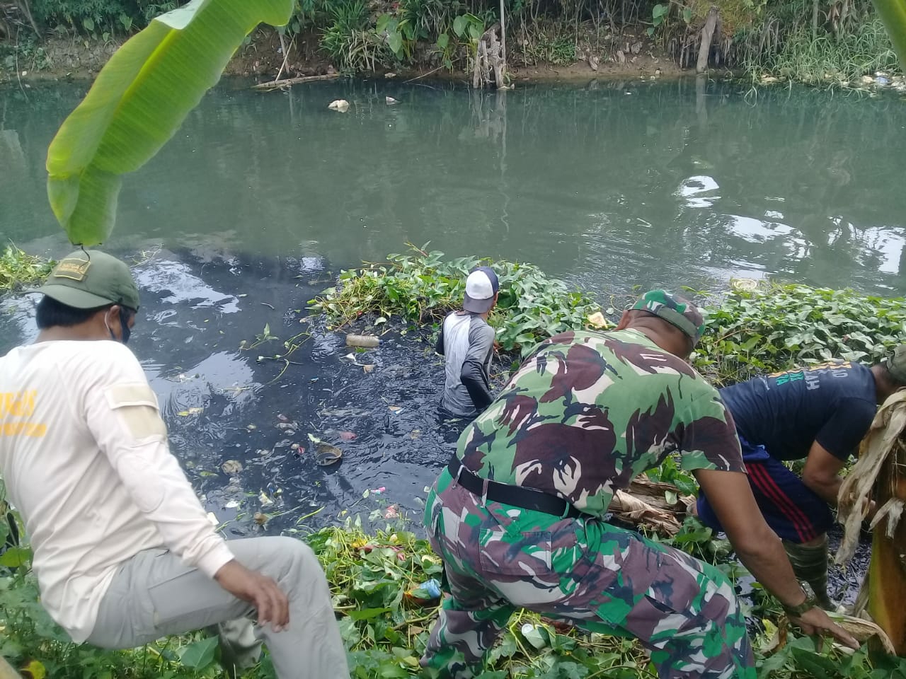 Giat Bersih Sungai Cikarang Hilir Oleh Sektor 20 Citarum Harum Subsektor 8 Koramil 10 Sukatani