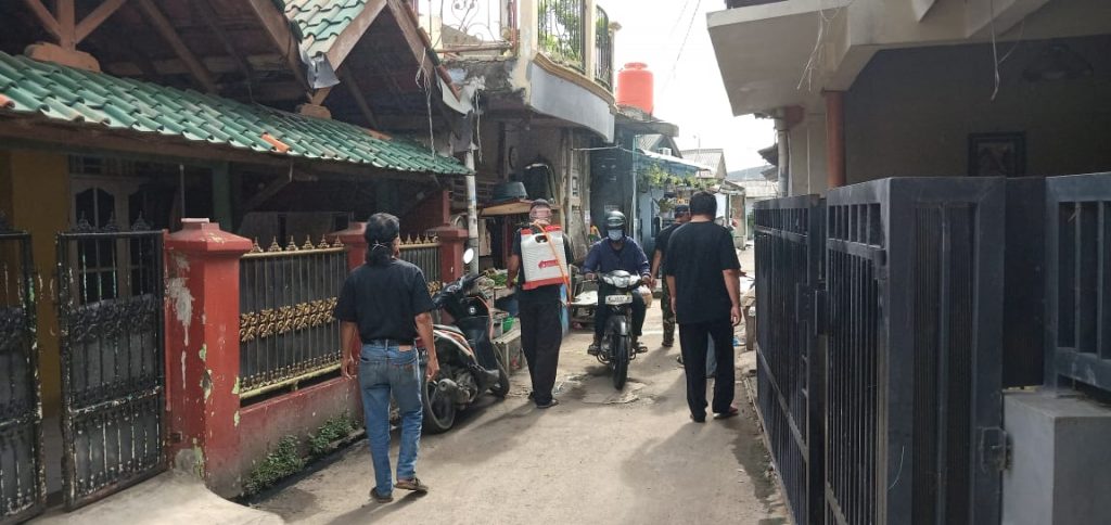 Warga RW.023 Lakukan Rutin Penyemprotan Desinfektan Cegah Covid
