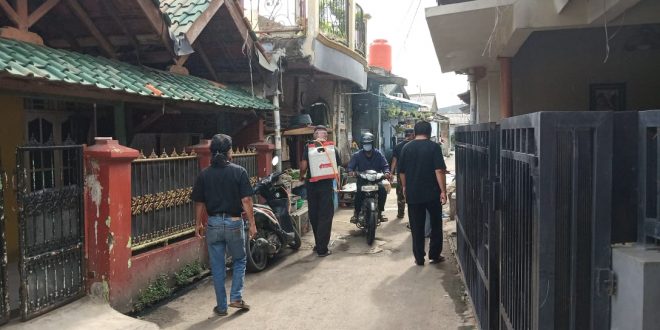 Warga RW.023 Lakukan Rutin Penyemprotan Desinfektan Cegah Covid