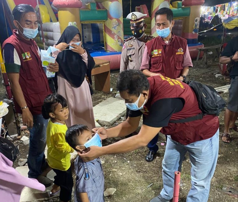 Penanggulangan Penyebaran Covid-19, Satres Polrestro Bekasi, Bagikan Masker 