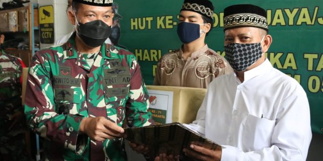 Dandim 0503/JB Dampingi Danrem 052/Wkr Sholat Jum'at Berjamaah di Masjid Al-Manar Slipi