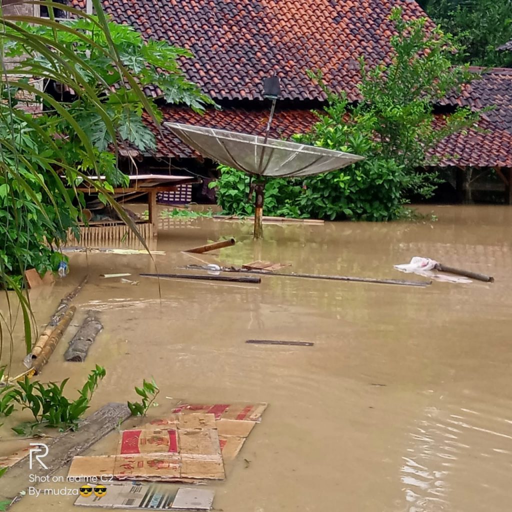 IMG-20201207-WA0002 Lebak Banten Diterjang Banjir dan Longsor Ribuan Rumah Terdampak