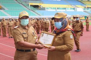 Apel Pagi Disertai  Dengan Penyerahan Penghargaan