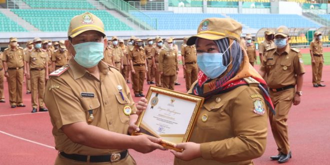 Apel Pagi Disertai  Dengan Penyerahan Penghargaan