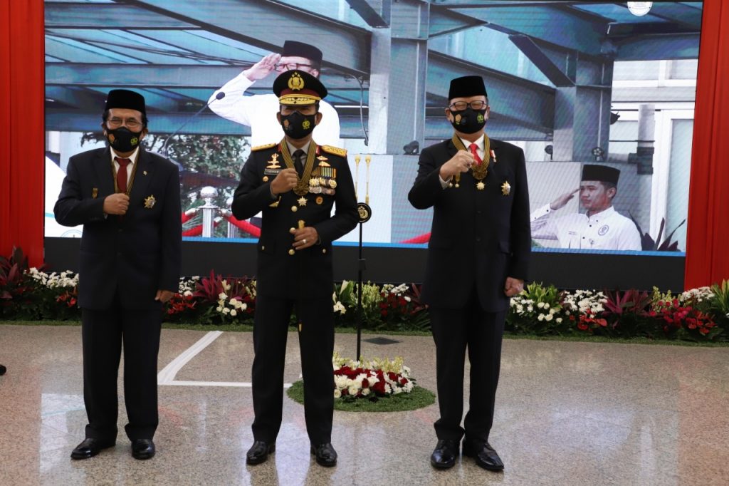 Kapolri Beri Tanda Kehormatan Bintang Bhayangkara Utama Kepada Menteri PANRB 