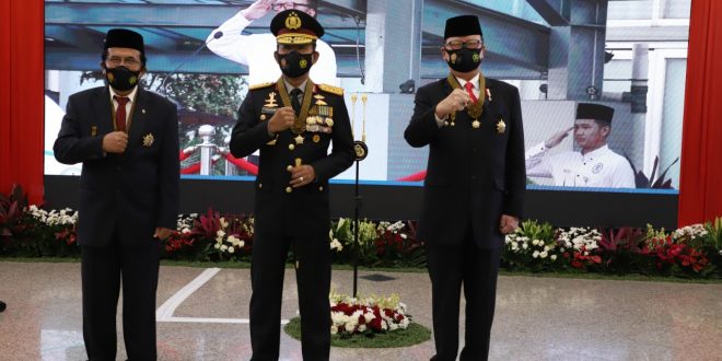 Kapolri Beri Tanda Kehormatan Bintang Bhayangkara Utama Kepada Menteri PANRB 