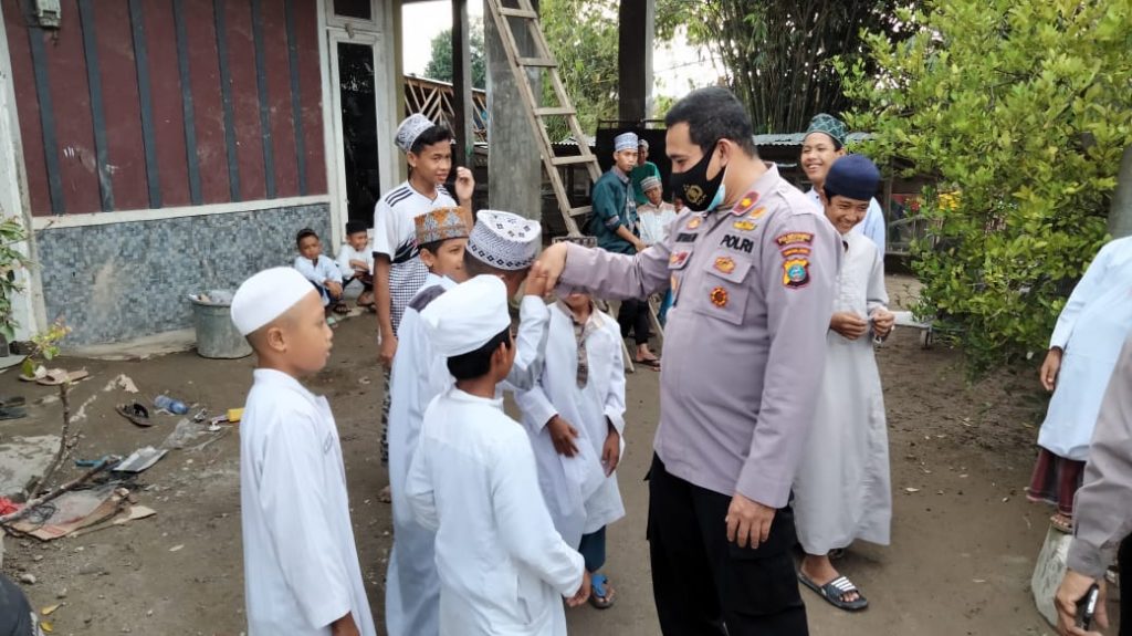 Kapolsek Medan Helvetia Berikan Bantuan Sembako Kepada Pondok Pesantren An Nur Jalan Al Badar Klambir V