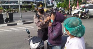 Himbau Warga Taati Prokes dan Patuhi Rambu-rambu Lalu Lintas, Pos Pam X Manhattan Bagikan Masker