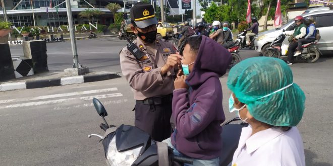 Himbau Warga Taati Prokes dan Patuhi Rambu-rambu Lalu Lintas, Pos Pam X Manhattan Bagikan Masker