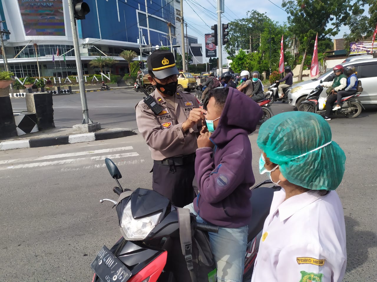Himbau Warga Taati Prokes dan Patuhi Rambu-rambu Lalu Lintas, Pos Pam X Manhattan Bagikan Masker