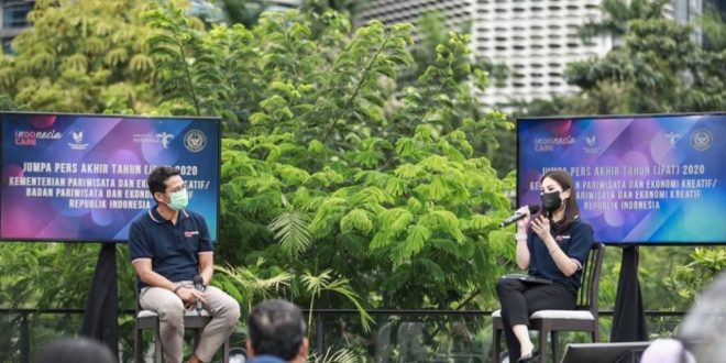 Sandiaga Uno dan Angela Tanoesoedibjo pada saat Jumpa Pers Akhir Tahun 2020 di Jakarta, Selasa (29/12/20)