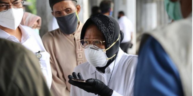 Risma Perhatikan Nasib Penghuni Bawah Tol
