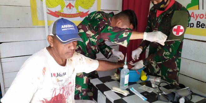Bantu Warga Kairatu, Satgas Yonif 734/SNS Gelar Pengobatan Gratis