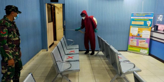 Pegawai Terpapar Covid-19, Satgas Covid Lakukan Penyemprotan Cairan Disenfektan Kantor Disdukcapil Jaktim