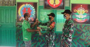Immanuel Serahkan Senapan Jenis Penabur Kepada Satgas Yonif 407/PK