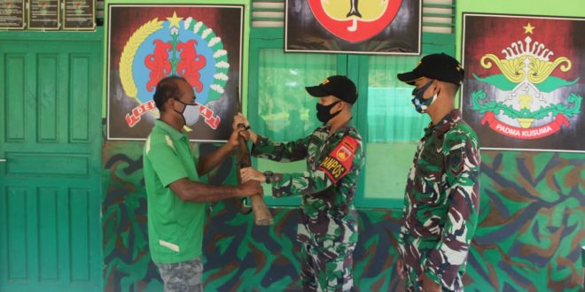 Immanuel Serahkan Senapan Jenis Penabur Kepada Satgas Yonif 407/PK