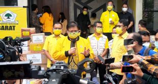 DPP Partai Golkar Airlangga Hartarto Menyerahkan Bantuan Untuk Korban Di Kalimantan Selatan dan Sulawesi Barat