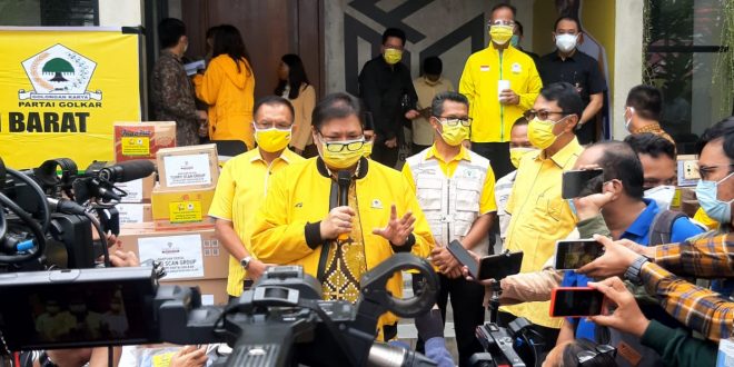 DPP Partai Golkar Airlangga Hartarto Menyerahkan Bantuan Untuk Korban Di Kalimantan Selatan dan Sulawesi Barat