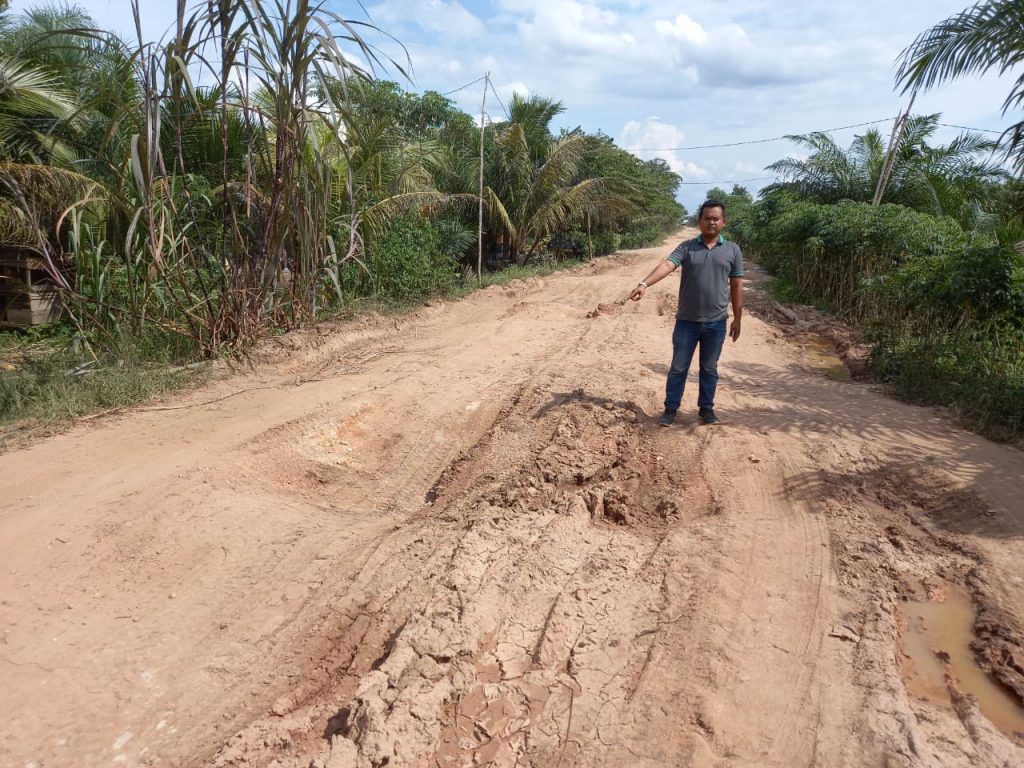 Jalan Penghubung Rusak Parah, Warga Minta Perbaikan