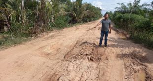 Jalan Penghubung Rusak Parah, Warga Minta Perbaikan