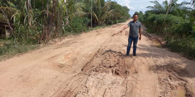 Jalan Penghubung Rusak Parah, Warga Minta Perbaikan