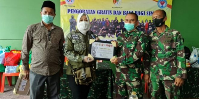 Dalam Rangka HPN 2021 Fahira Idris Bersama FWJ Korwil Jaktim Lakukan Pengobatan Gratis & Bagi Sembako