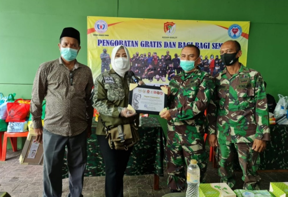 Dalam Rangka HPN 2021 Fahira Idris Bersama FWJ Korwil Jaktim Lakukan Pengobatan Gratis & Bagi Sembako