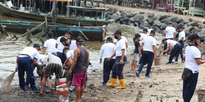 TNI AL Wujudkan Kampung Bahari Nusantara, Lanal Dumai Ajak Nelayan Bersihkan Pantai