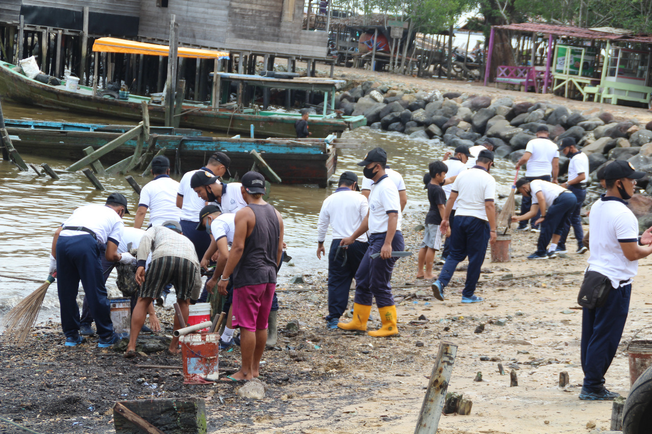 TNI AL Wujudkan Kampung Bahari Nusantara, Lanal Dumai Ajak Nelayan Bersihkan Pantai