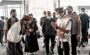 Kunker Ke Labuhan Bajo, Tiba di Bandara Menparekraf Cek Penerapan Prokes