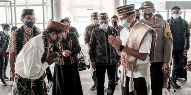 Kunker Ke Labuhan Bajo, Tiba di Bandara Menparekraf Cek Penerapan Prokes