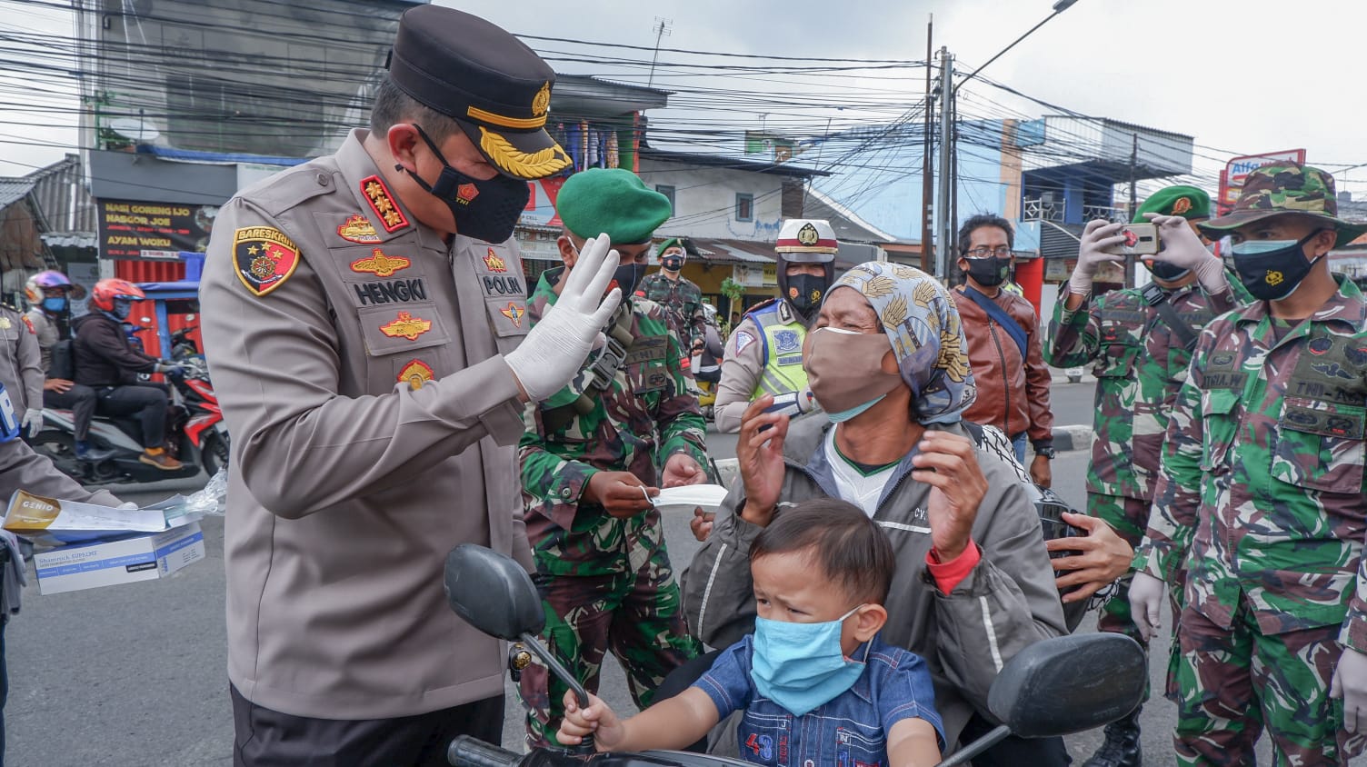 Hengki Haryadi Bersama Personel TNI Polri Melakukan Pemeriksaan Protokol Kesehatan Dan Pembagian Masker