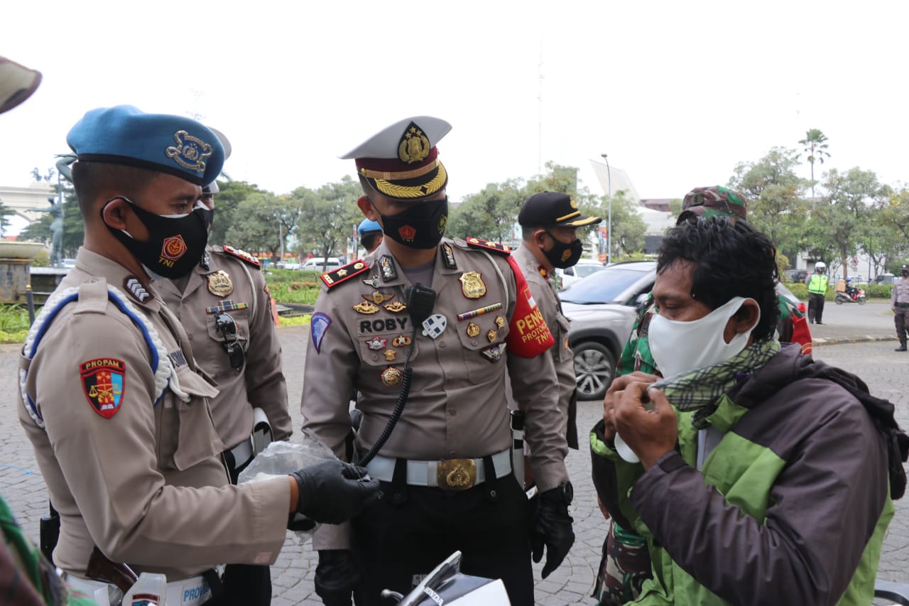 Polresta Tangerang, Pemkab dan Kodim Tigaraksa Gelar Operasi Yustisi Serentak dan Bagikan 10.300 Masker